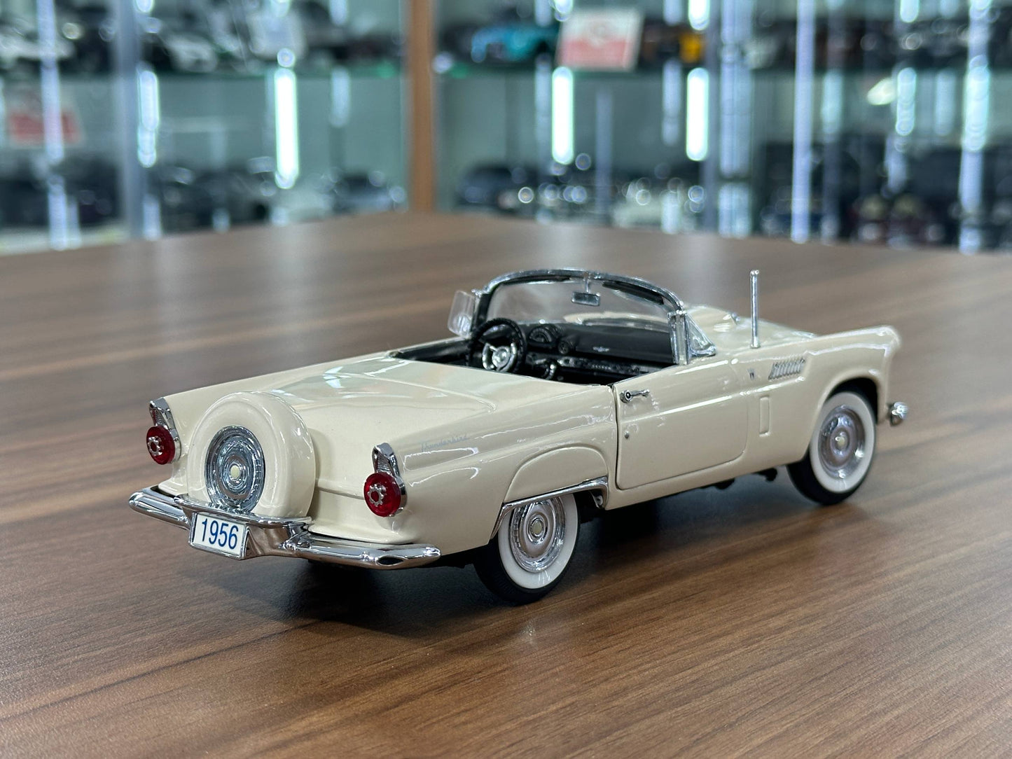 The Danbury Mint Ford Thunderbird 1956 – Cream – 1:24 Diecast Model (Full Opening, Limited Edition)