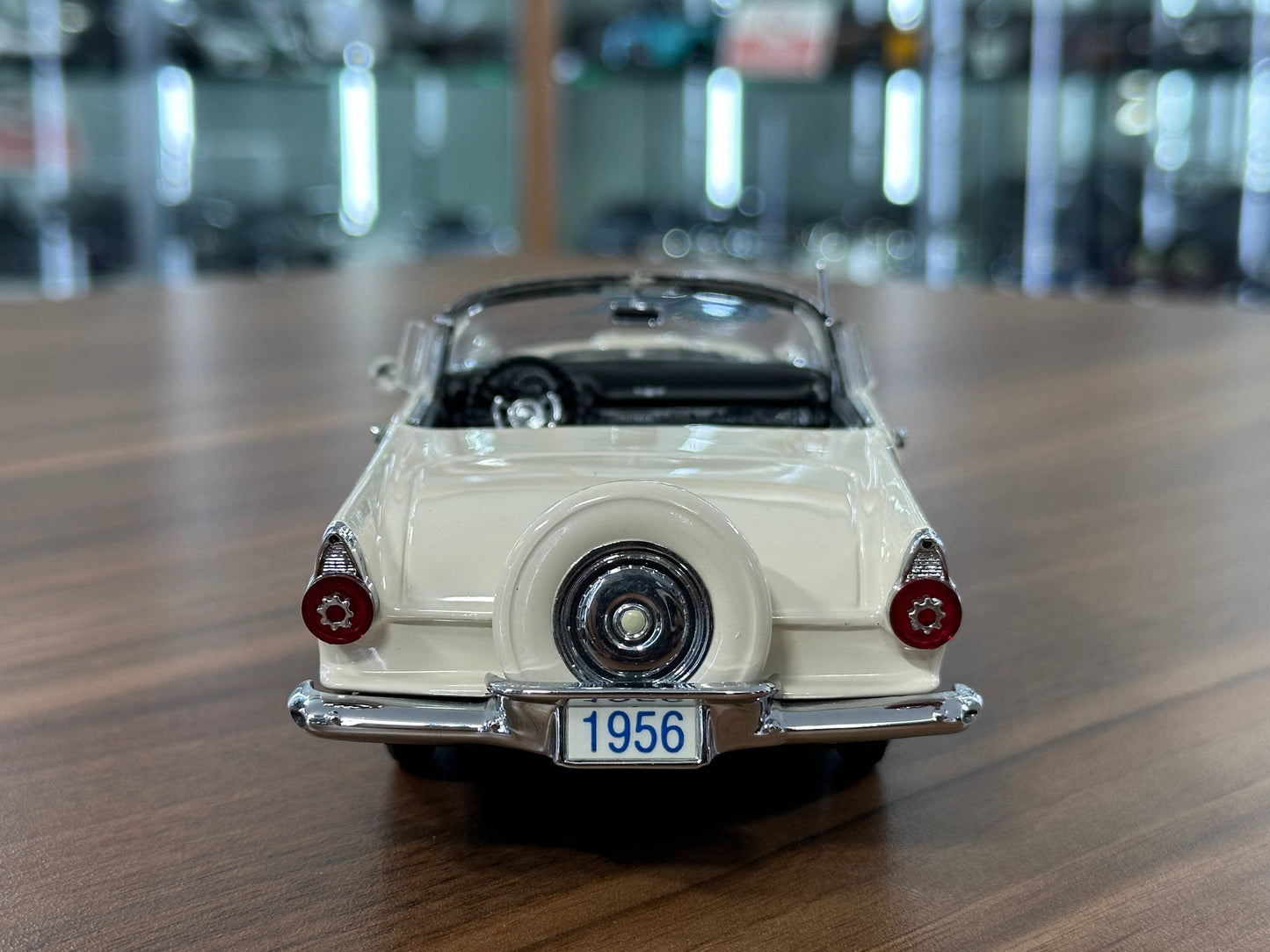 The Danbury Mint Ford Thunderbird 1956 – Cream – 1:24 Diecast Model (Full Opening, Limited Edition)