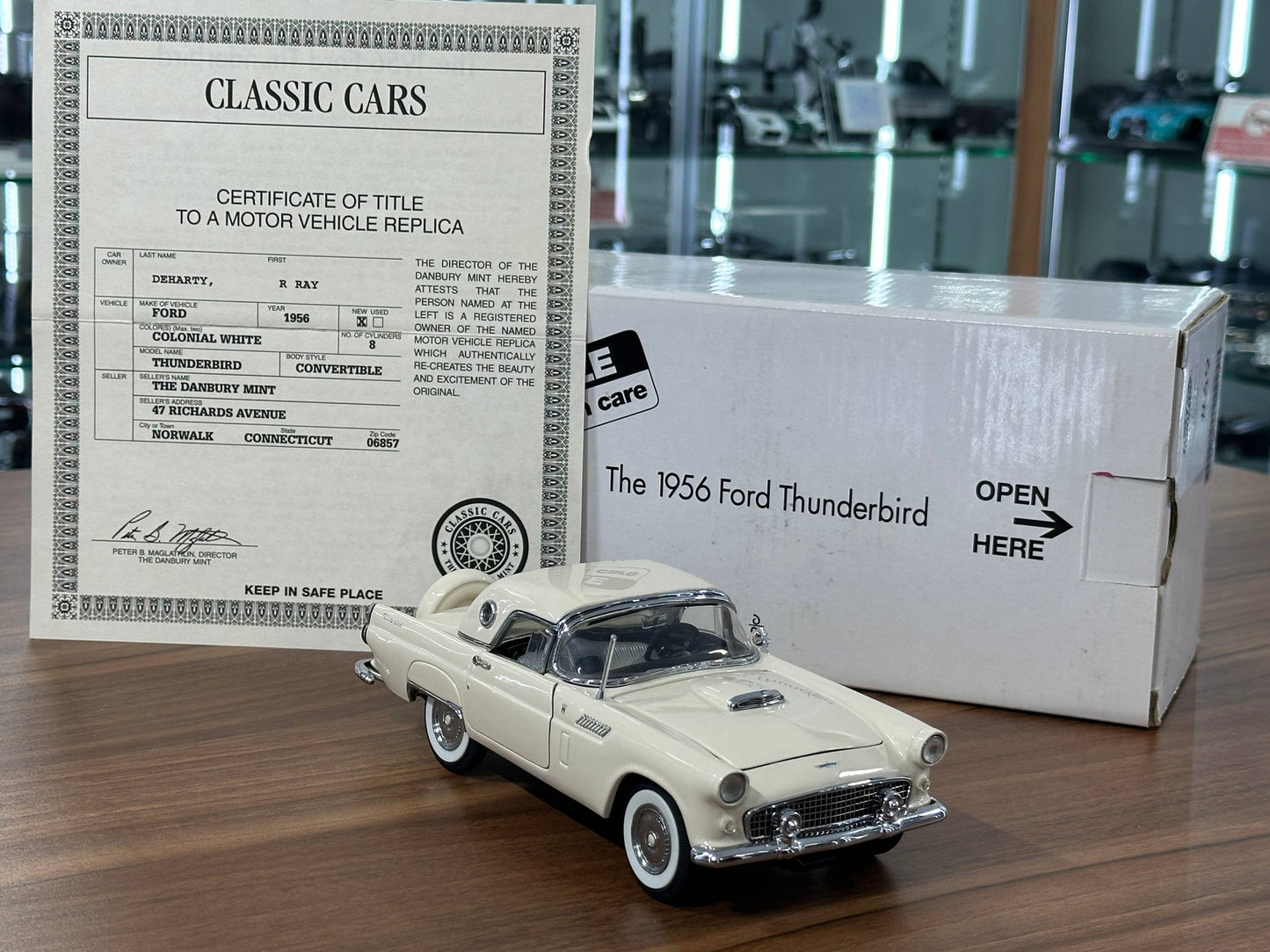 The Danbury Mint Ford Thunderbird 1956 – Cream – 1:24 Diecast Model (Full Opening, Limited Edition)