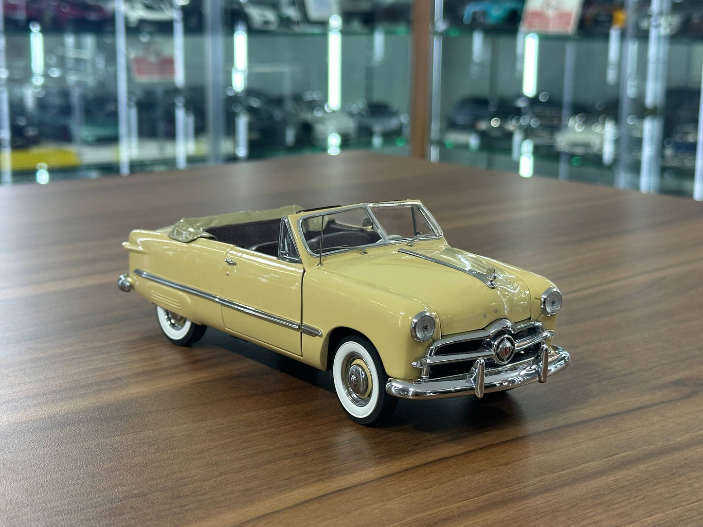 The Danbury Mint Ford Custom 1949 – Champagne Beige – 1:24 Diecast Model (Full Opening, Limited Edition)