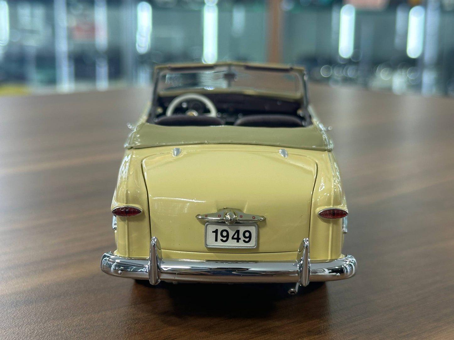 The Danbury Mint Ford Custom 1949 – Champagne Beige – 1:24 Diecast Model (Full Opening, Limited Edition)