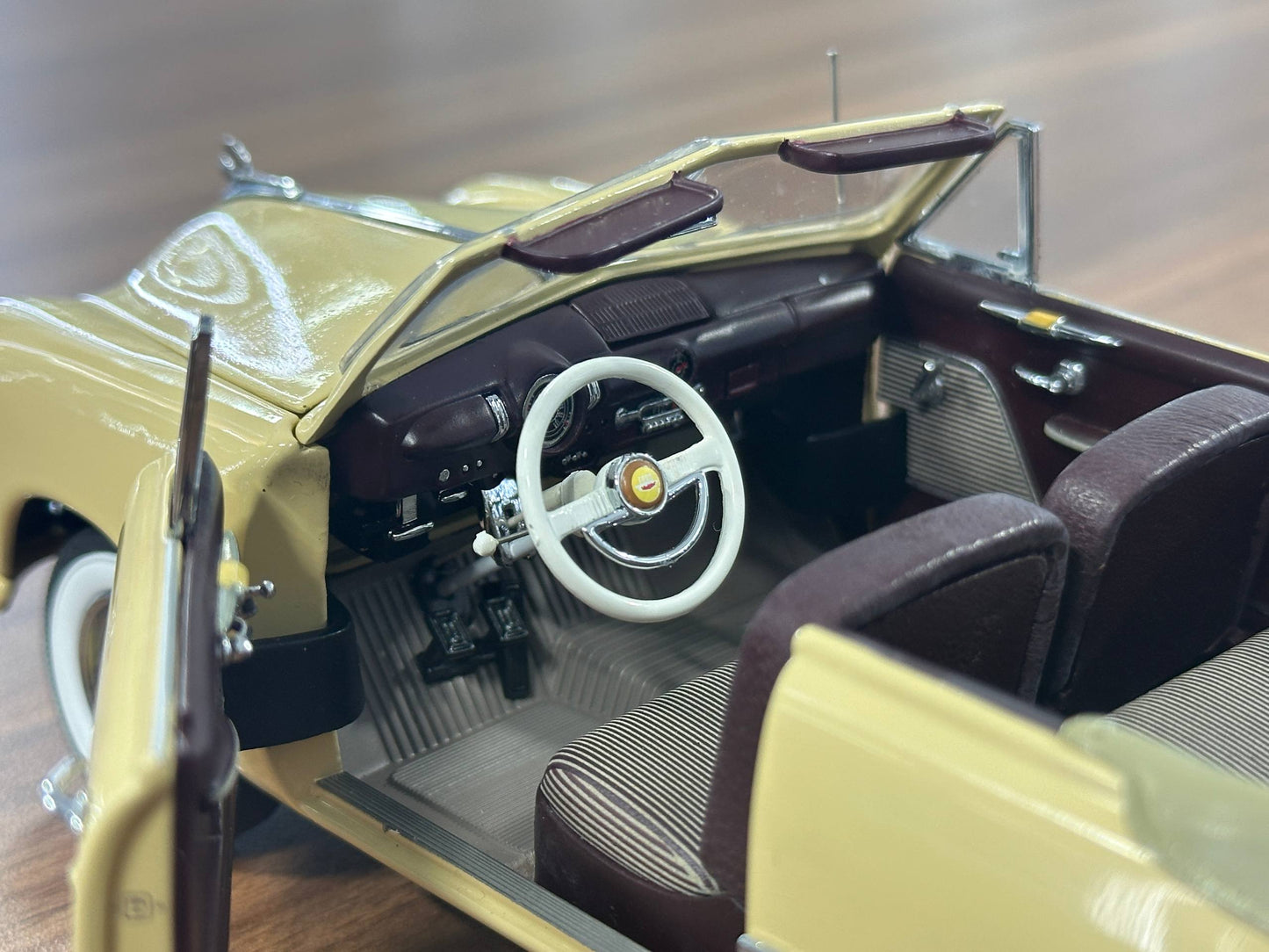 The Danbury Mint Ford Custom 1949 – Champagne Beige – 1:24 Diecast Model (Full Opening, Limited Edition)