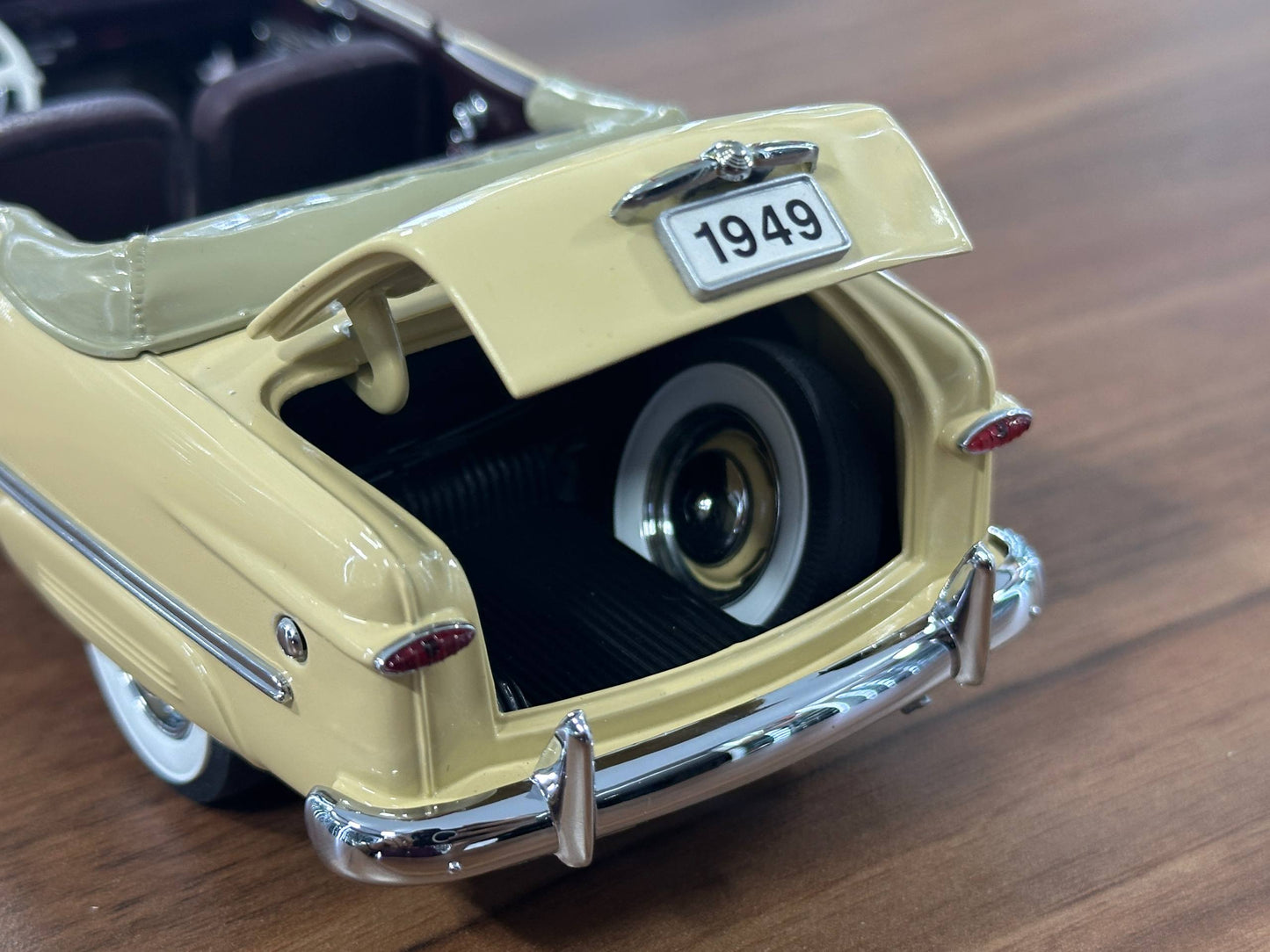 The Danbury Mint Ford Custom 1949 – Champagne Beige – 1:24 Diecast Model (Full Opening, Limited Edition)