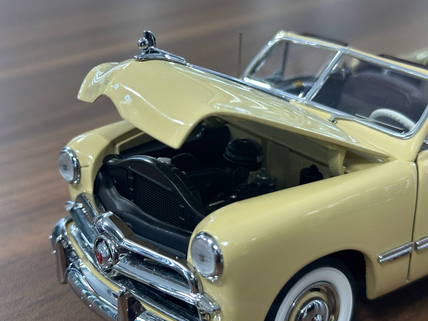 The Danbury Mint Ford Custom 1949 – Champagne Beige – 1:24 Diecast Model (Full Opening, Limited Edition)