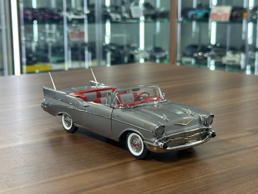 The Danbury Mint Chevrolet Bel Air Fuelie 1957 – Classic Silver Grey Metallic – 1:24 Diecast Model (Full Opening, Limited Edition)