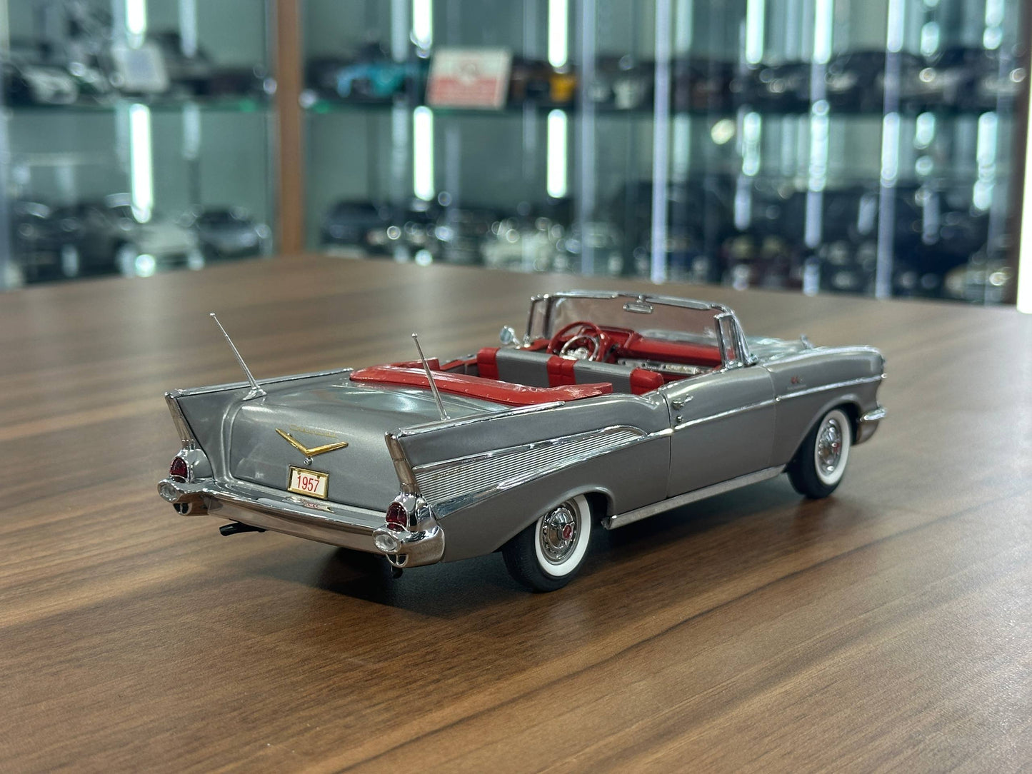 The Danbury Mint Chevrolet Bel Air Fuelie 1957 – Classic Silver Grey Metallic – 1:24 Diecast Model (Full Opening, Limited Edition)