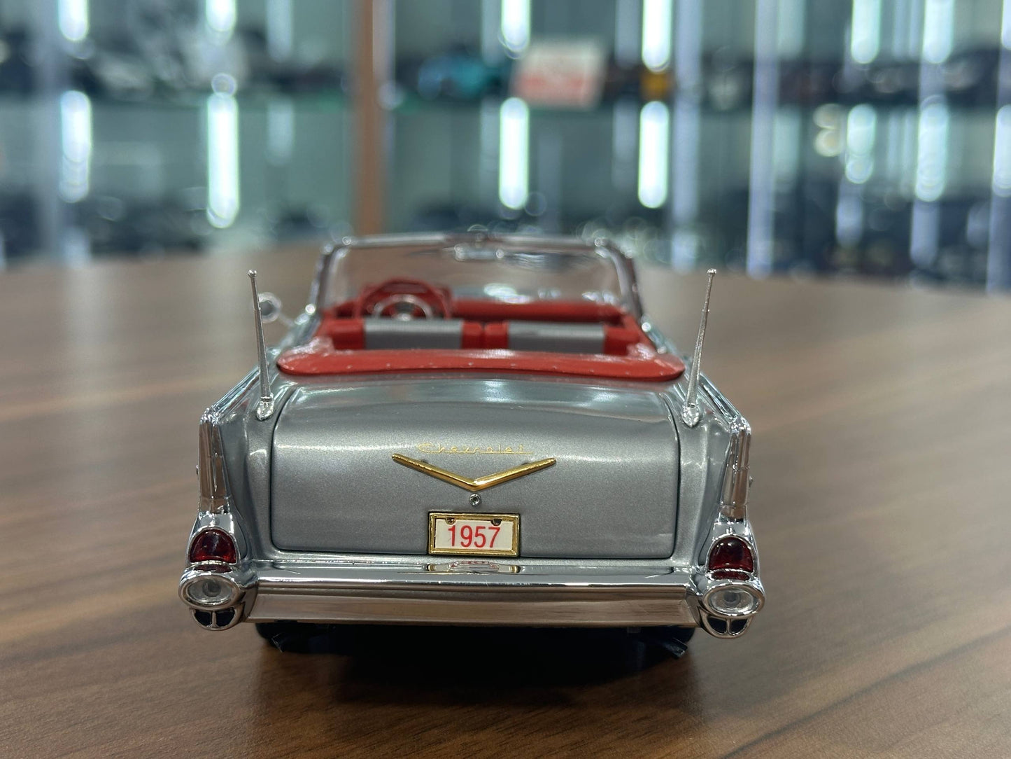 The Danbury Mint Chevrolet Bel Air Fuelie 1957 – Classic Silver Grey Metallic – 1:24 Diecast Model (Full Opening, Limited Edition)