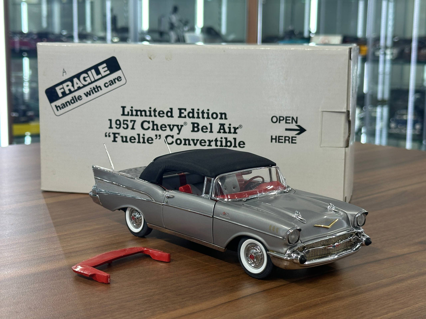 The Danbury Mint Chevrolet Bel Air Fuelie 1957 – Classic Silver Grey Metallic – 1:24 Diecast Model (Full Opening, Limited Edition)