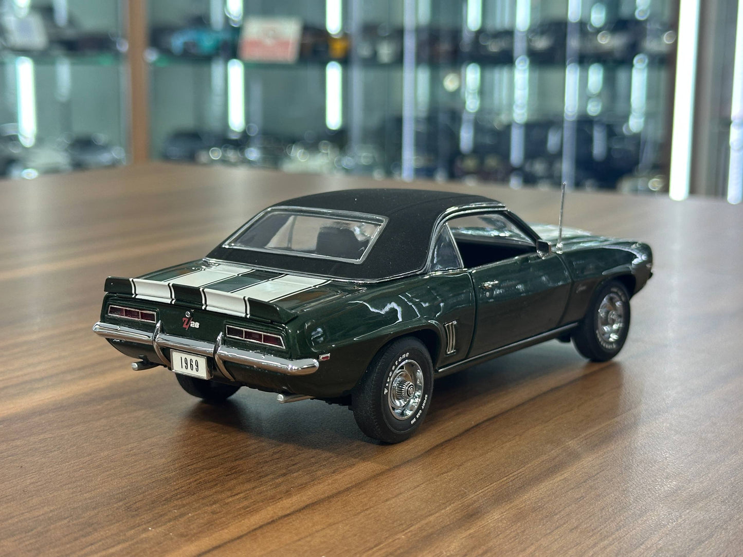 The Danbury Mint Chevrolet Camaro Z/28 1969 – Dark Green/White – 1:24 Diecast Model (Full Opening, Limited Edition)