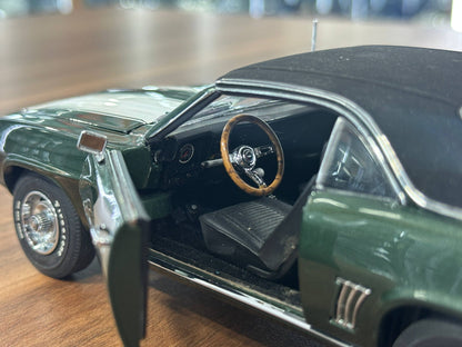 The Danbury Mint Chevrolet Camaro Z/28 1969 – Dark Green/White – 1:24 Diecast Model (Full Opening, Limited Edition)
