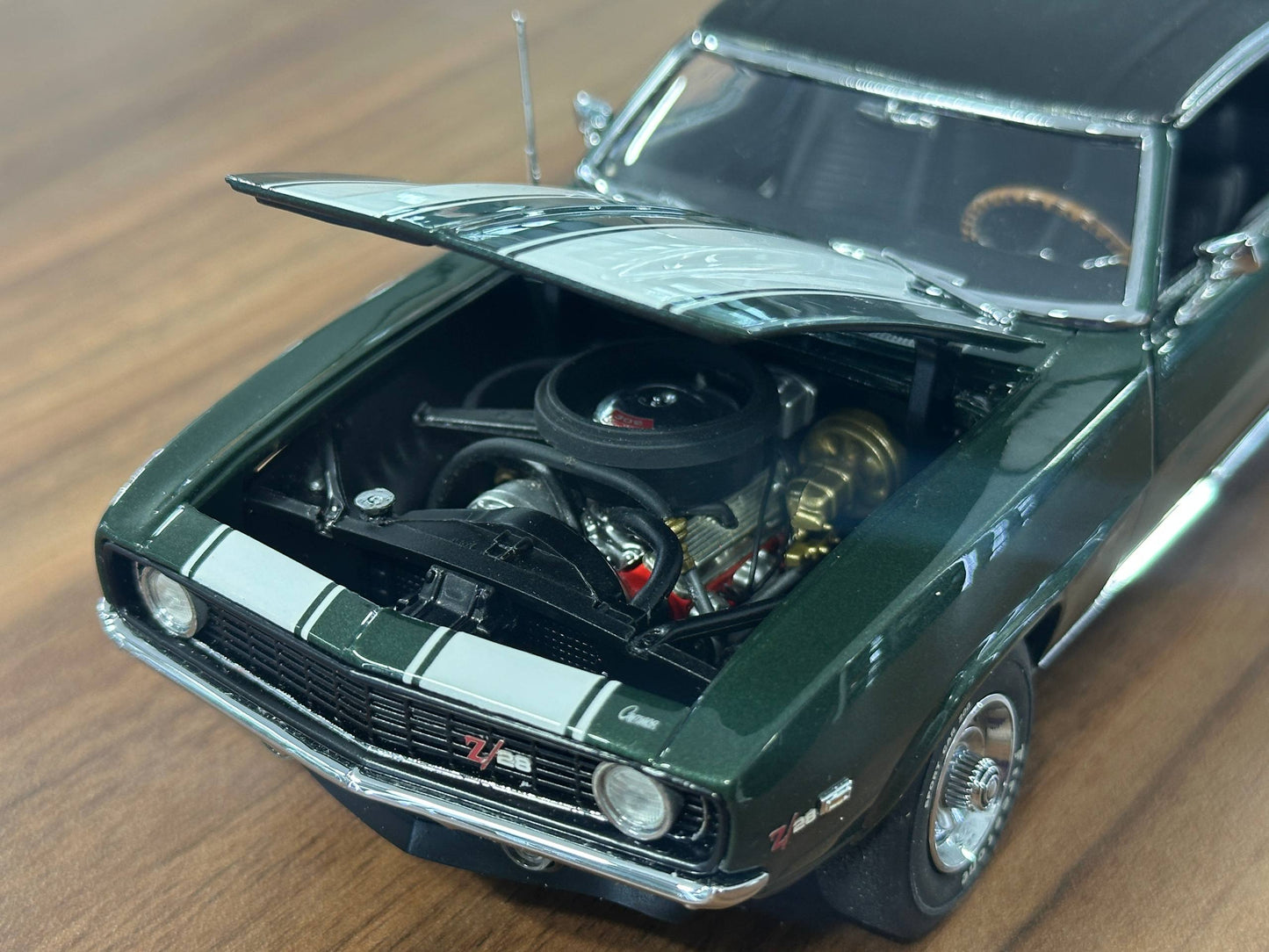 The Danbury Mint Chevrolet Camaro Z/28 1969 – Dark Green/White – 1:24 Diecast Model (Full Opening, Limited Edition)
