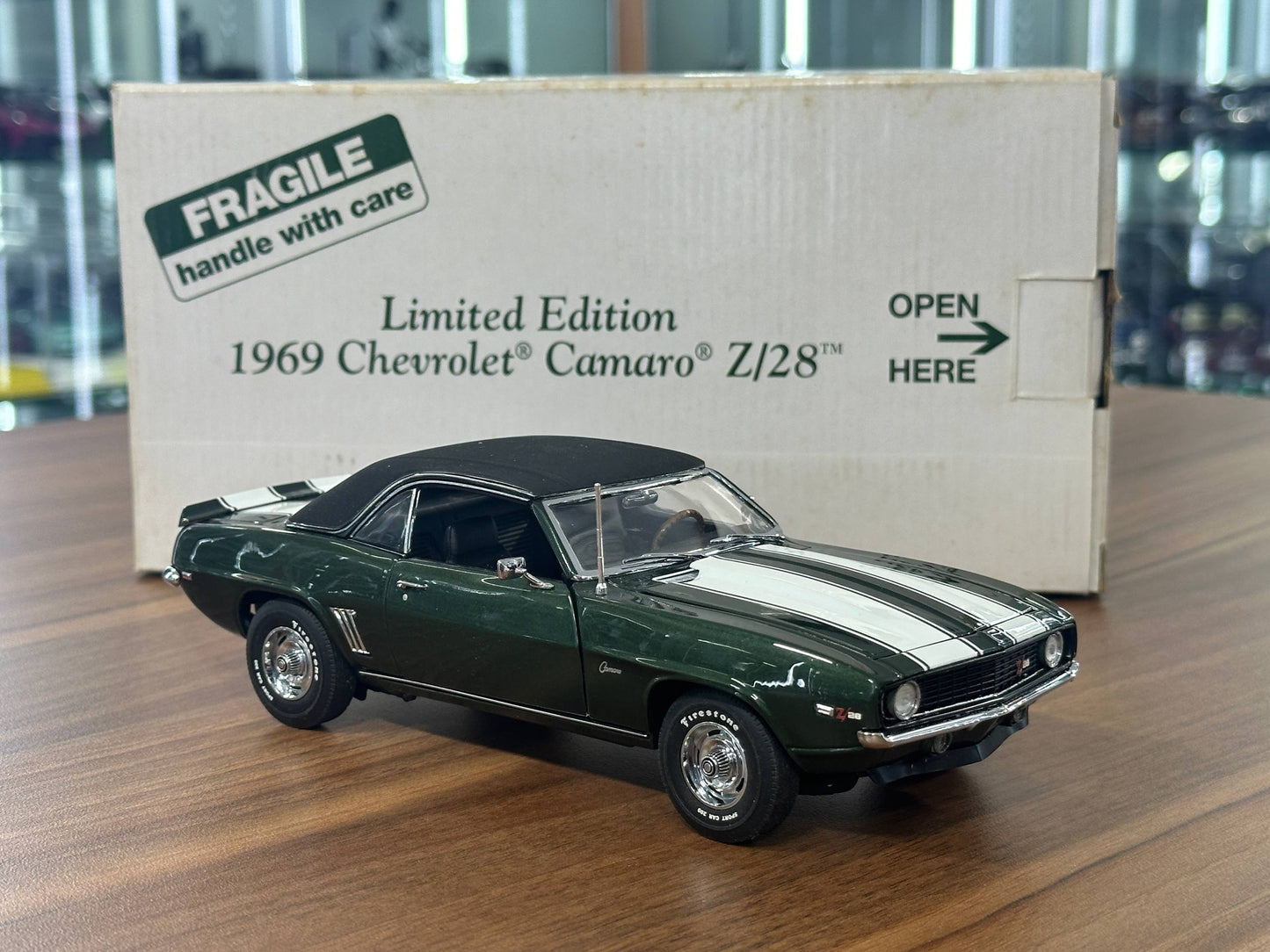 The Danbury Mint Chevrolet Camaro Z/28 1969 – Dark Green/White – 1:24 Diecast Model (Full Opening, Limited Edition)