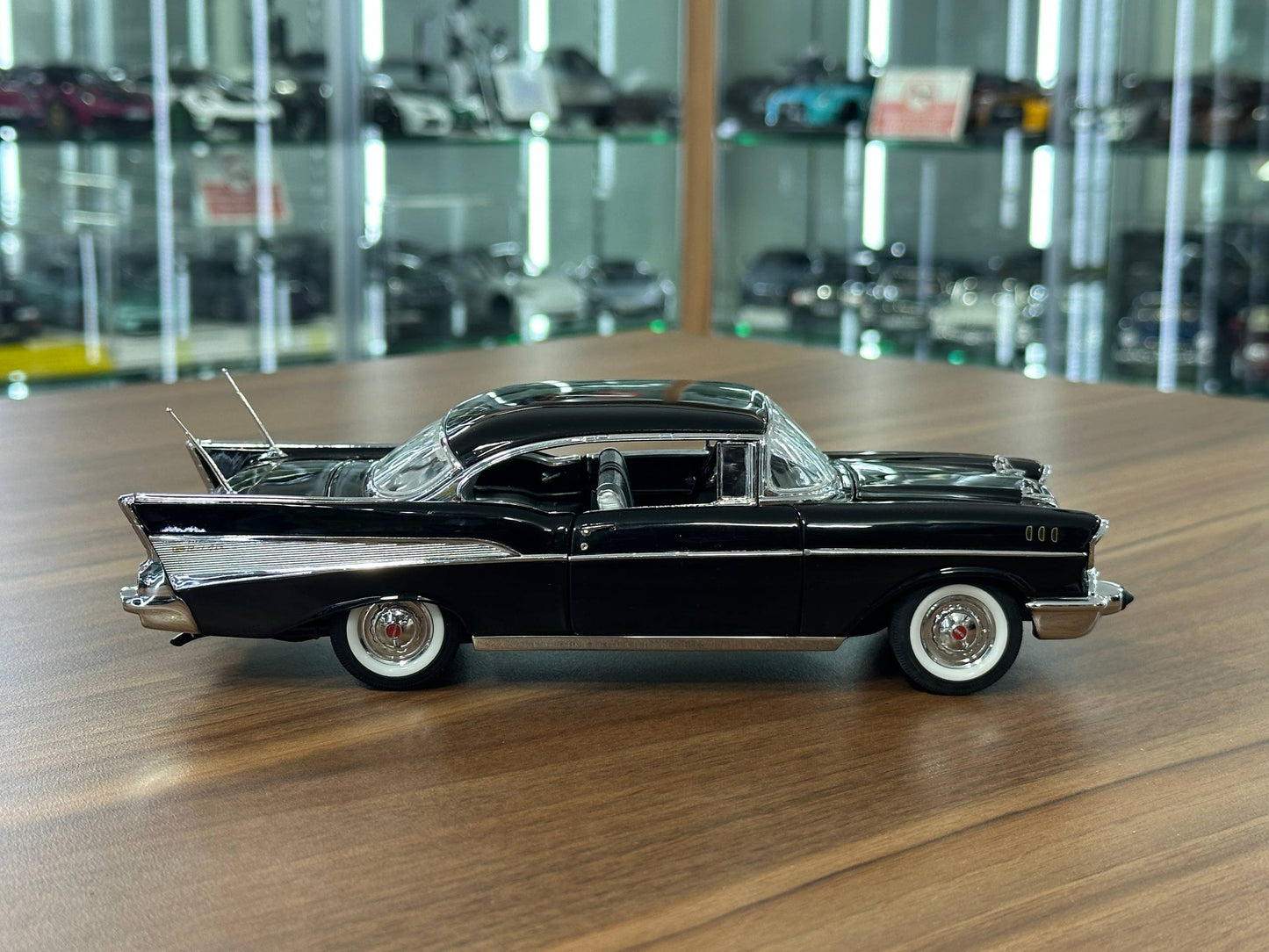 The Danbury Mint Chevrolet Bel Air Sport 1957 – Black – 1:24 Diecast Model (Full Opening, Limited Edition)