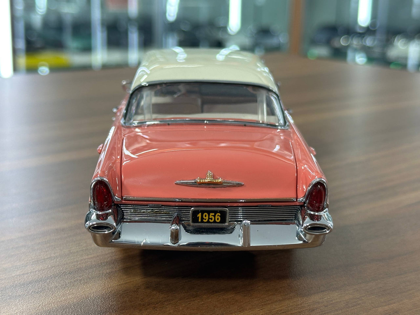 The Danbury Mint Lincoln Premiere Coupe 1956 – Salmon Red with Ivory Top – 1:24 Diecast Model (Full Opening, Limited Edition)