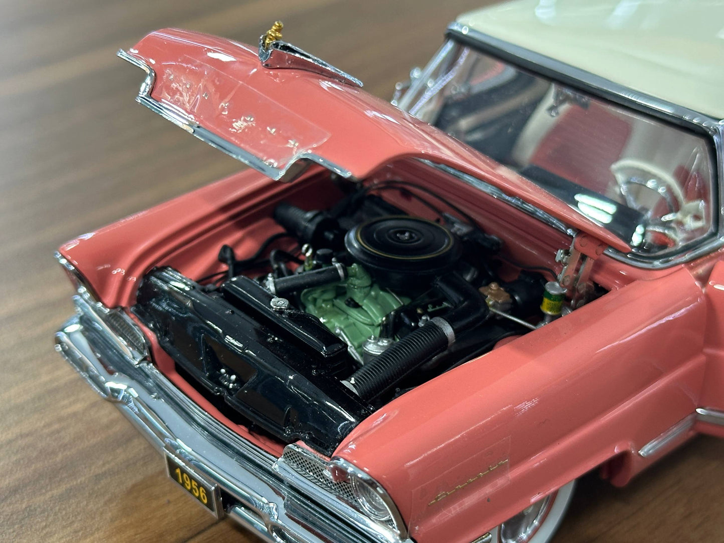 The Danbury Mint Lincoln Premiere Coupe 1956 – Salmon Red with Ivory Top – 1:24 Diecast Model (Full Opening, Limited Edition)
