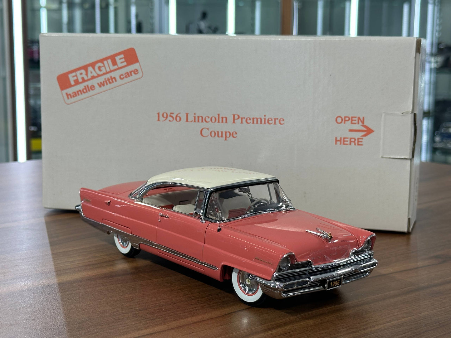 The Danbury Mint Lincoln Premiere Coupe 1956 – Salmon Red with Ivory Top – 1:24 Diecast Model (Full Opening, Limited Edition)