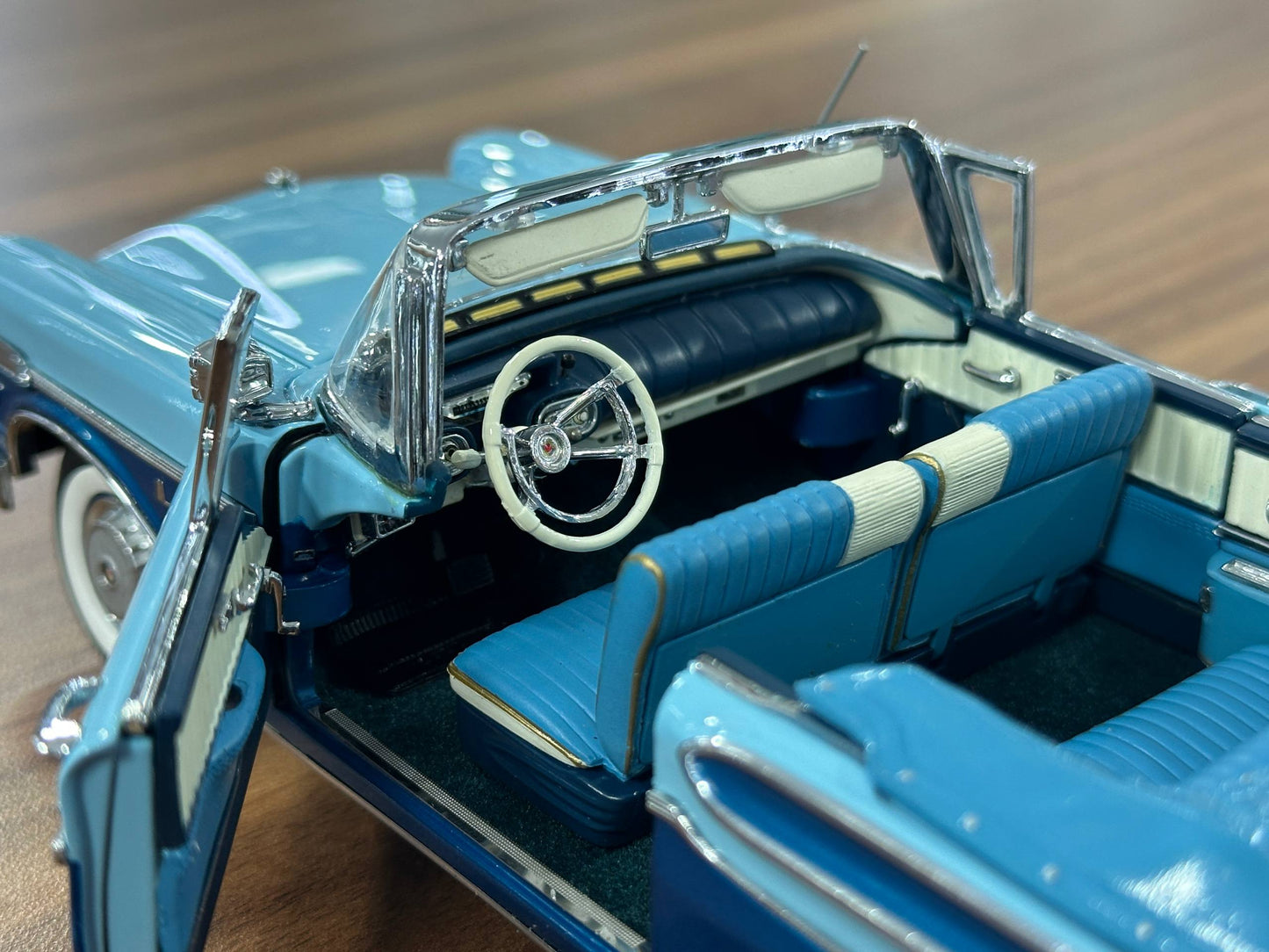 The Danbury Mint Mercury Montclair Convertible 1957 – Vintage Sky Blue – 1:24 Diecast Model (Full Opening, Limited Edition)