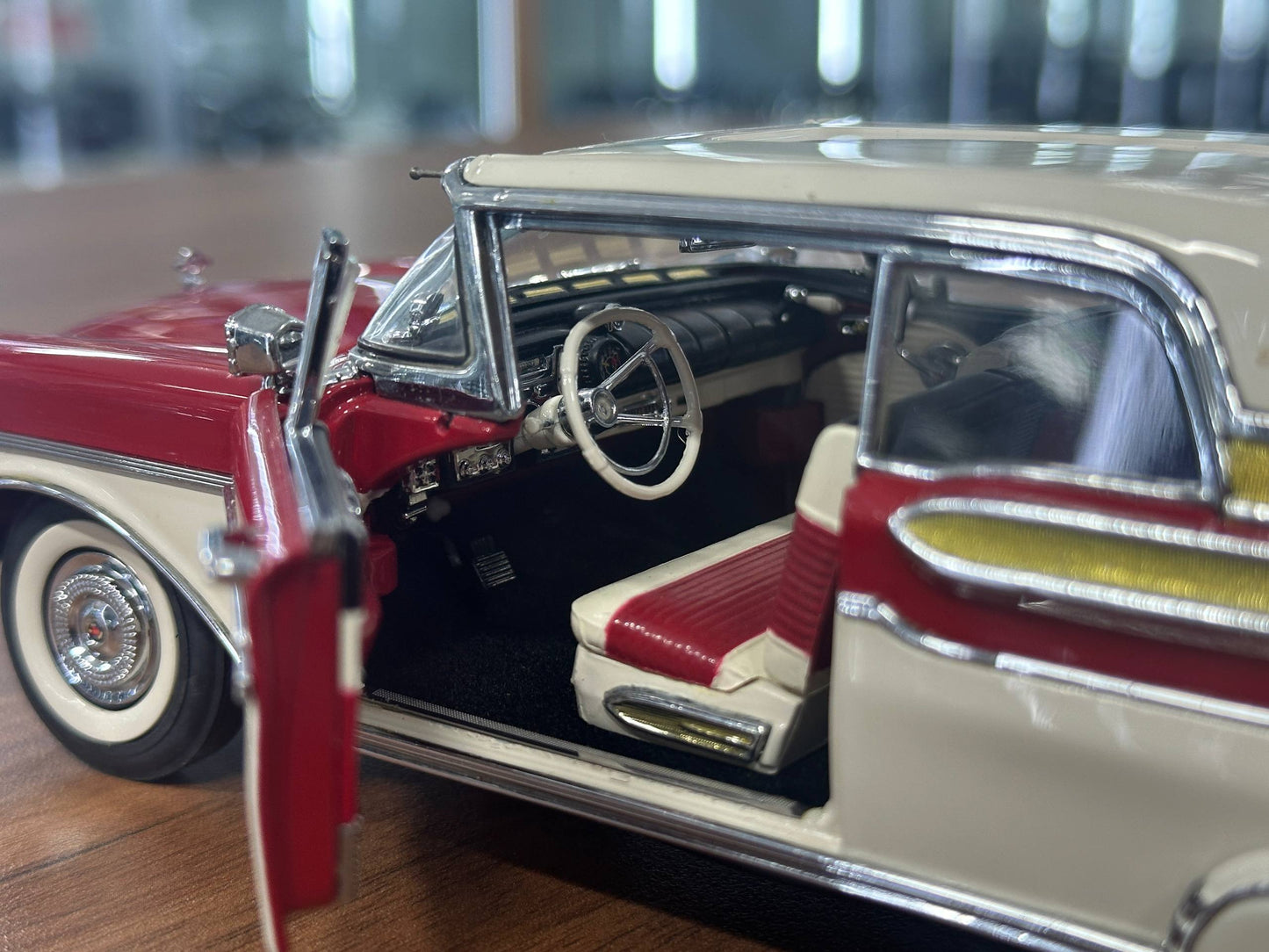 The Danbury Mint Mercury Turnpike Cruiser 1957 – Red with Ivory Top – 1:24 Diecast Model (Full Opening, Limited Edition)
