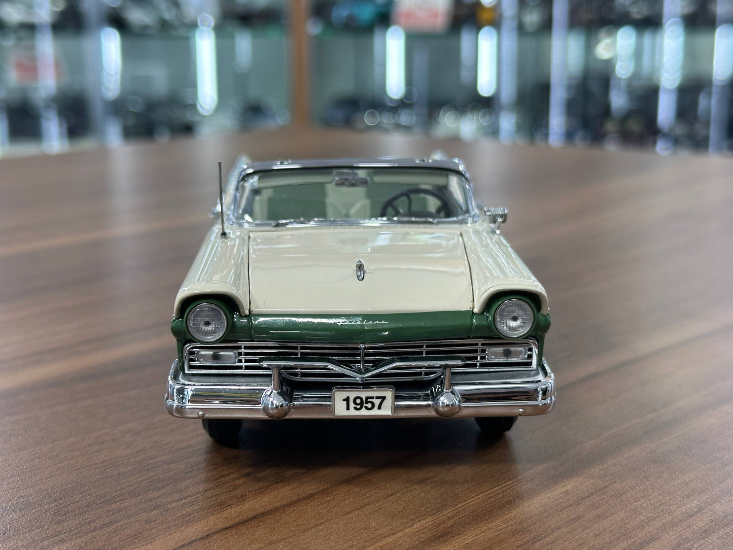 The Danbury Mint Ford Fairlane 500 Skyliner 1957 – Ivory & Forest Green Two?Tone – 1:24 Diecast Model (Full Opening, Limited Edition)