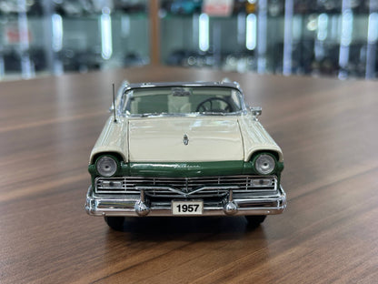 The Danbury Mint Ford Fairlane 500 Skyliner 1957 – Ivory & Forest Green Two?Tone – 1:24 Diecast Model (Full Opening, Limited Edition)