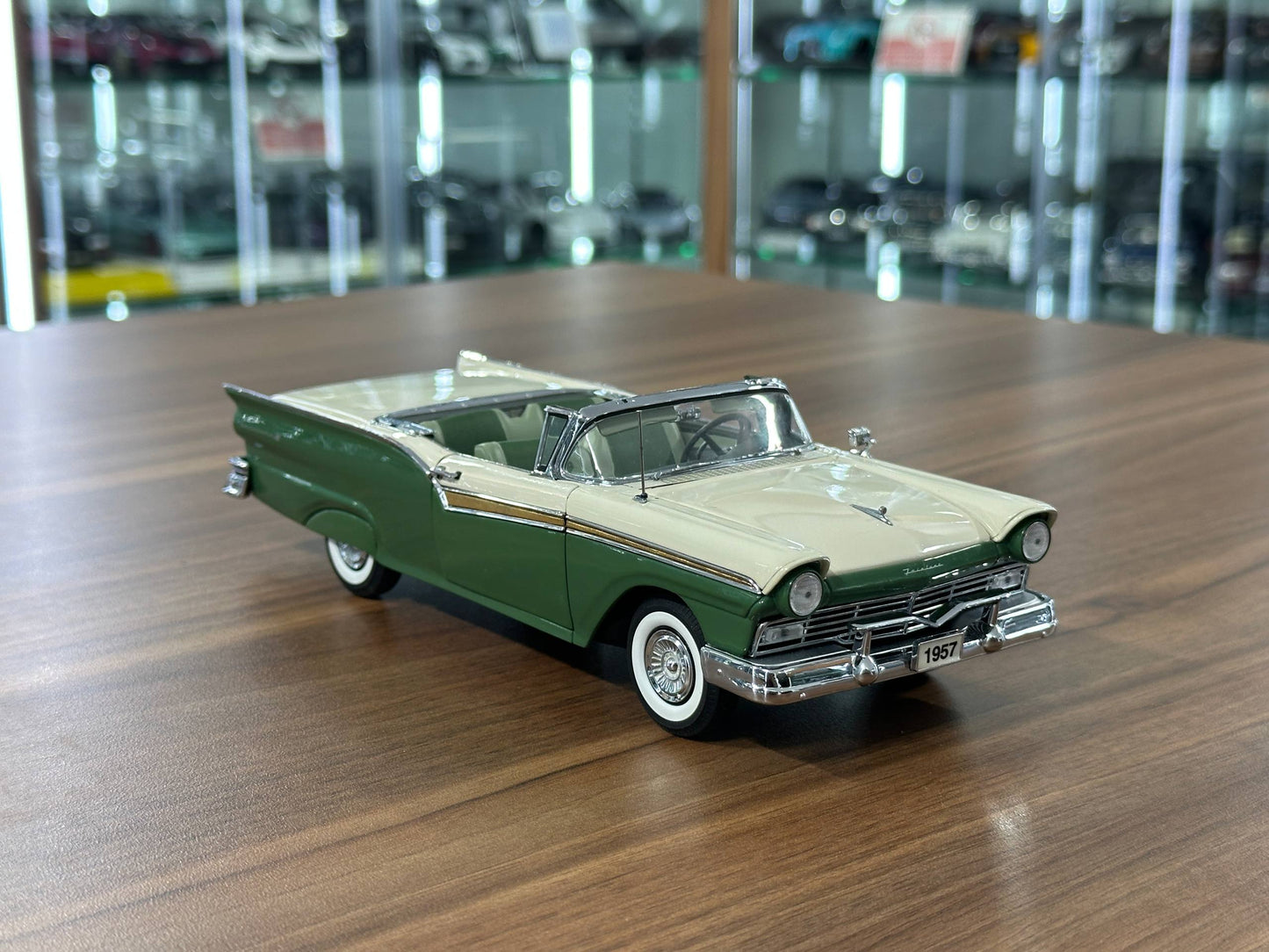 The Danbury Mint Ford Fairlane 500 Skyliner 1957 – Ivory & Forest Green Two?Tone – 1:24 Diecast Model (Full Opening, Limited Edition)