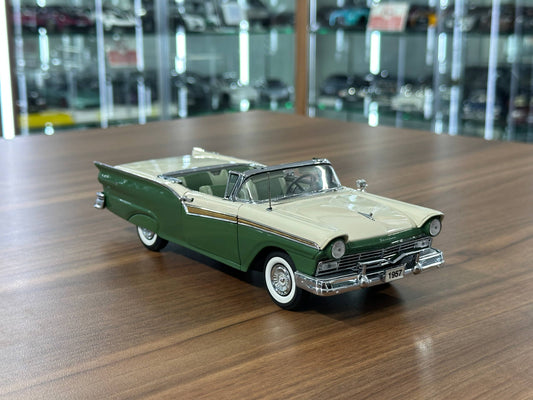 The Danbury Mint Ford Fairlane 500 Skyliner 1957 – Ivory & Forest Green Two?Tone – 1:24 Diecast Model (Full Opening, Limited Edition)