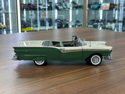 The Danbury Mint Ford Fairlane 500 Skyliner 1957 – Ivory & Forest Green Two?Tone – 1:24 Diecast Model (Full Opening, Limited Edition)