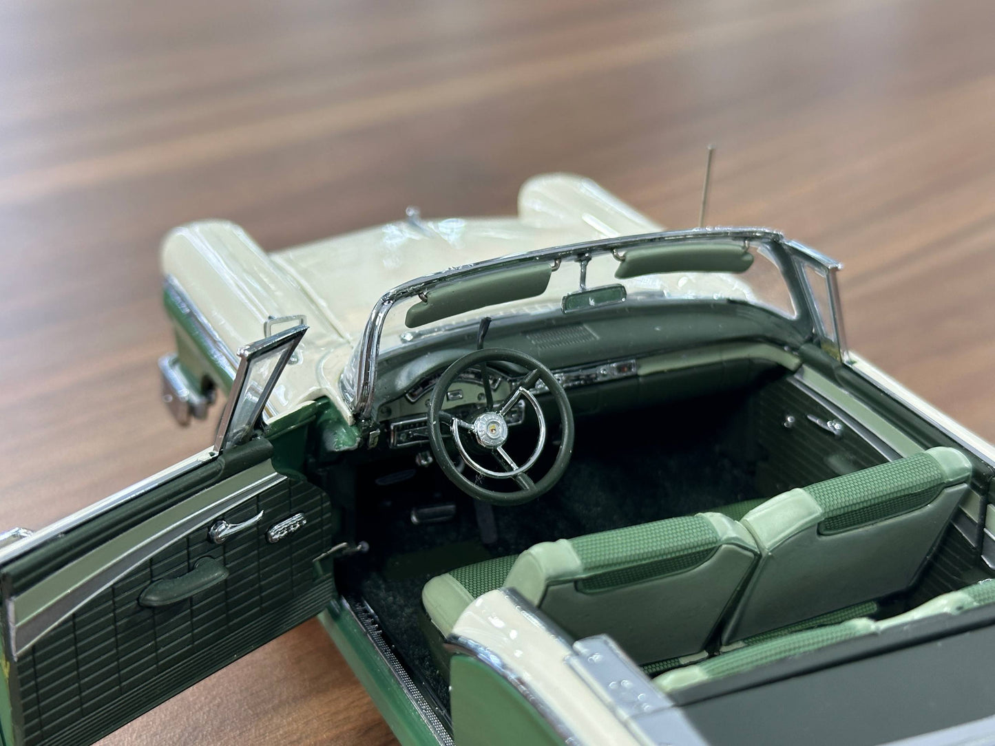 The Danbury Mint Ford Fairlane 500 Skyliner 1957 – Ivory & Forest Green Two?Tone – 1:24 Diecast Model (Full Opening, Limited Edition)