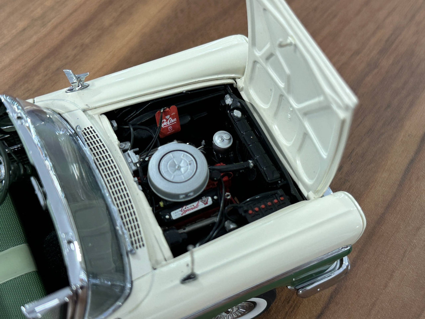 The Danbury Mint Ford Fairlane 500 Skyliner 1957 – Ivory & Forest Green Two?Tone – 1:24 Diecast Model (Full Opening, Limited Edition)