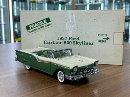 The Danbury Mint Ford Fairlane 500 Skyliner 1957 – Ivory & Forest Green Two?Tone – 1:24 Diecast Model (Full Opening, Limited Edition)