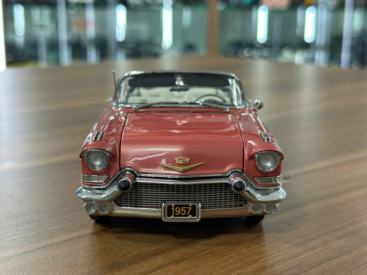 The Danbury Mint Cadillac Eldorado Biarritz 1957 – Vintage Dusty Rose Red – 1:24 Diecast Model (Full Opening, Limited Edition)