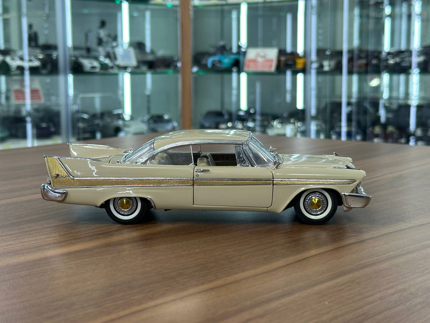The Danbury Mint Plymouth Fury Hard Top 1958 – Champagne Beige Metallic – 1:24 Diecast Model (Full Opening, Limited Edition)