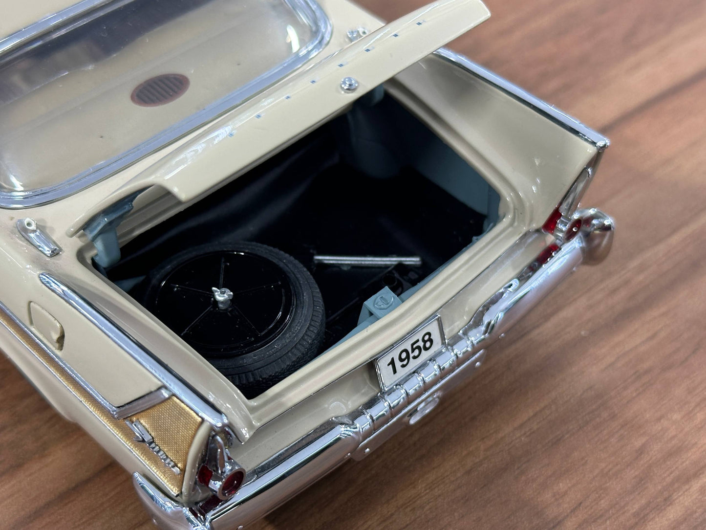 The Danbury Mint Plymouth Fury Hard Top 1958 – Champagne Beige Metallic – 1:24 Diecast Model (Full Opening, Limited Edition)