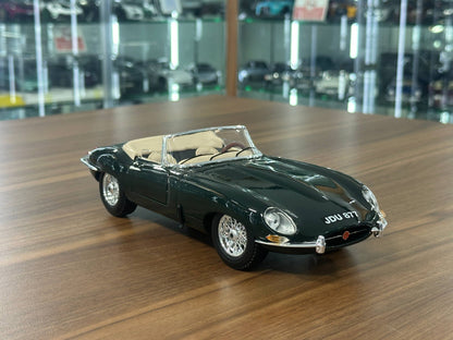 1/18 Diecast Bburago Jaguar E Type Convertible 1961 in Green