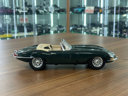 1/18 Diecast Bburago Jaguar E Type Convertible 1961 in Green