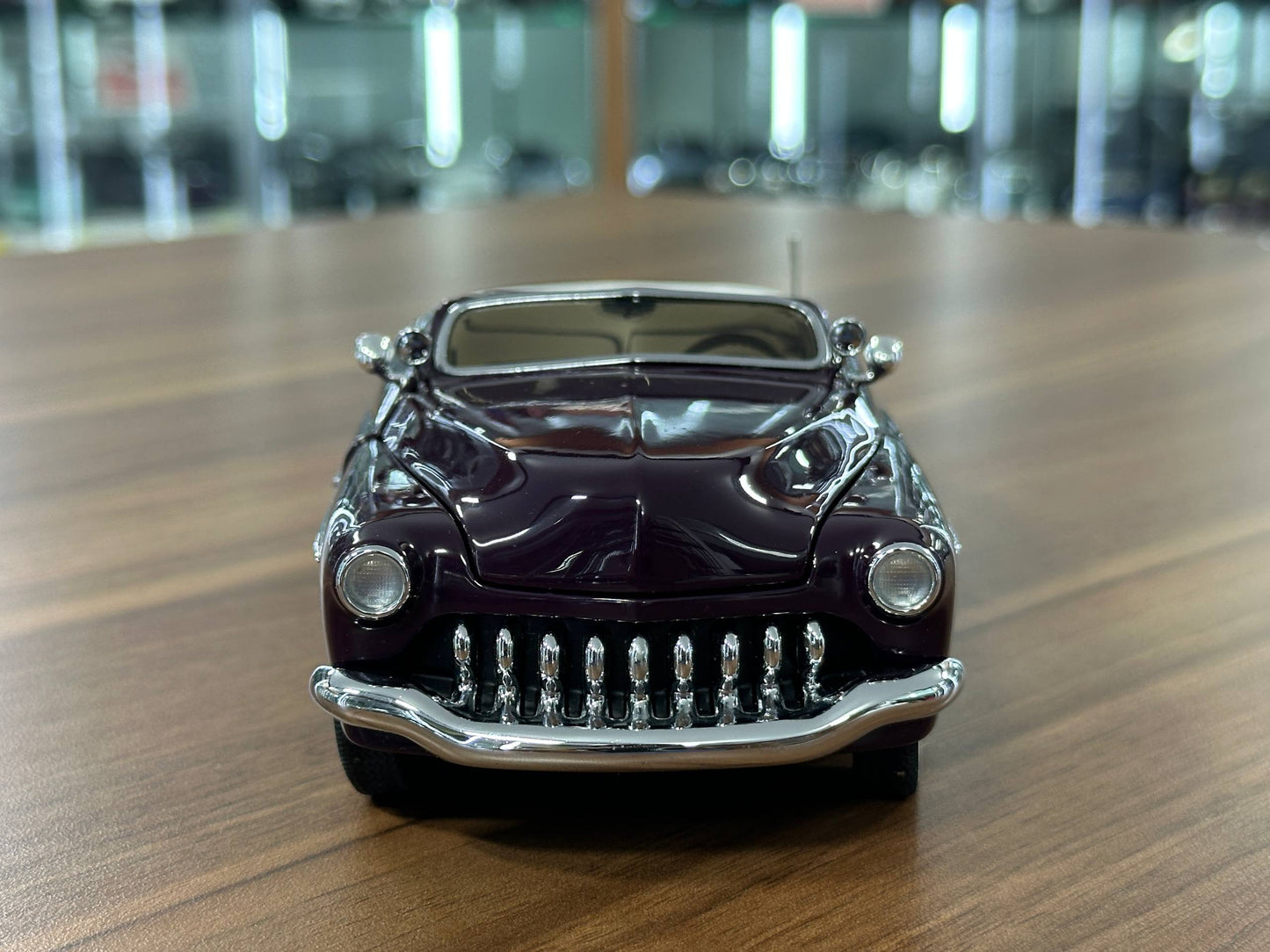 Danbury Mint Mercury Custom Convertible 1950 – 1/24 Diecast Purple
