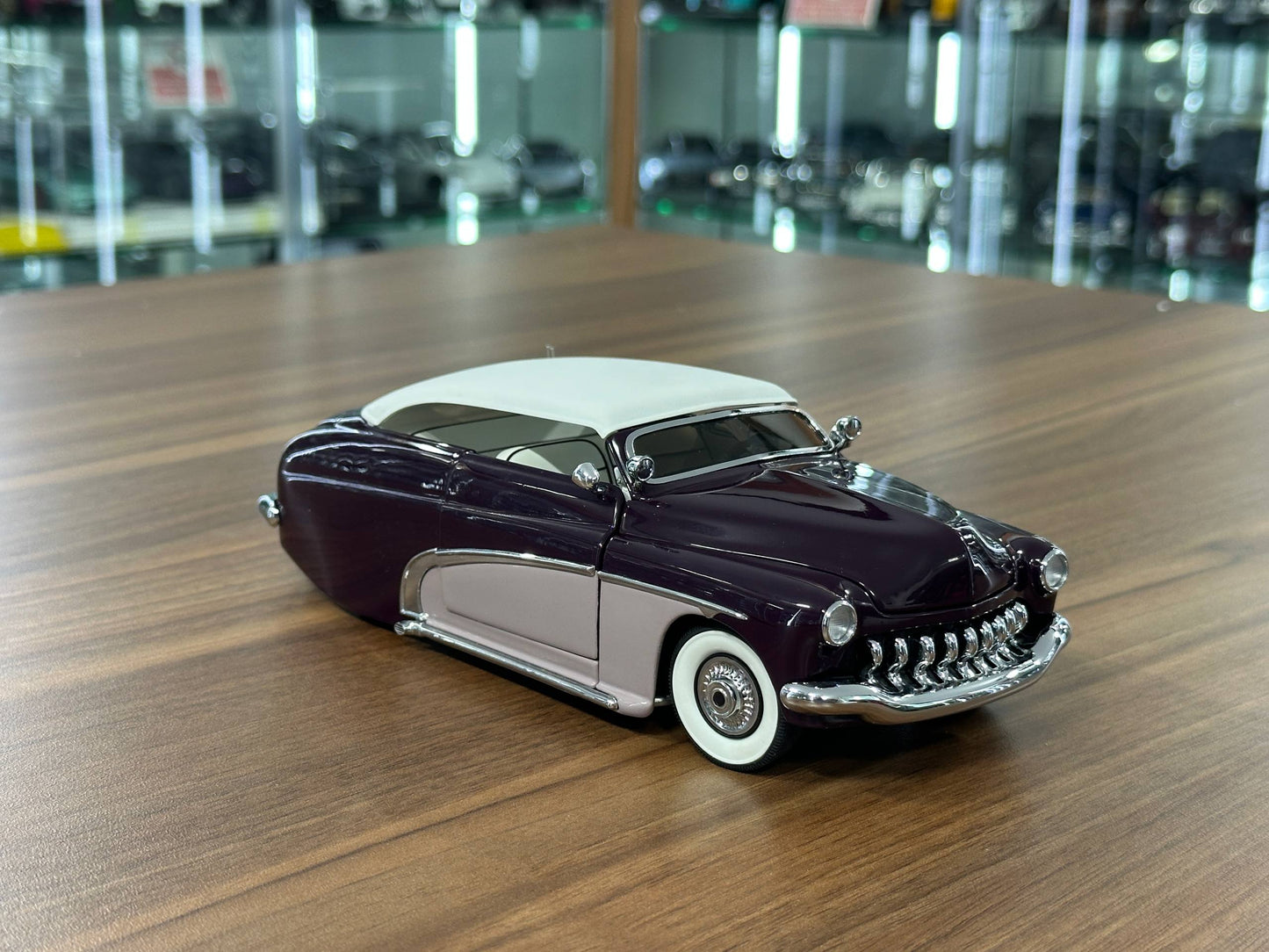 Danbury Mint Mercury Custom Convertible 1950 – 1/24 Diecast Purple