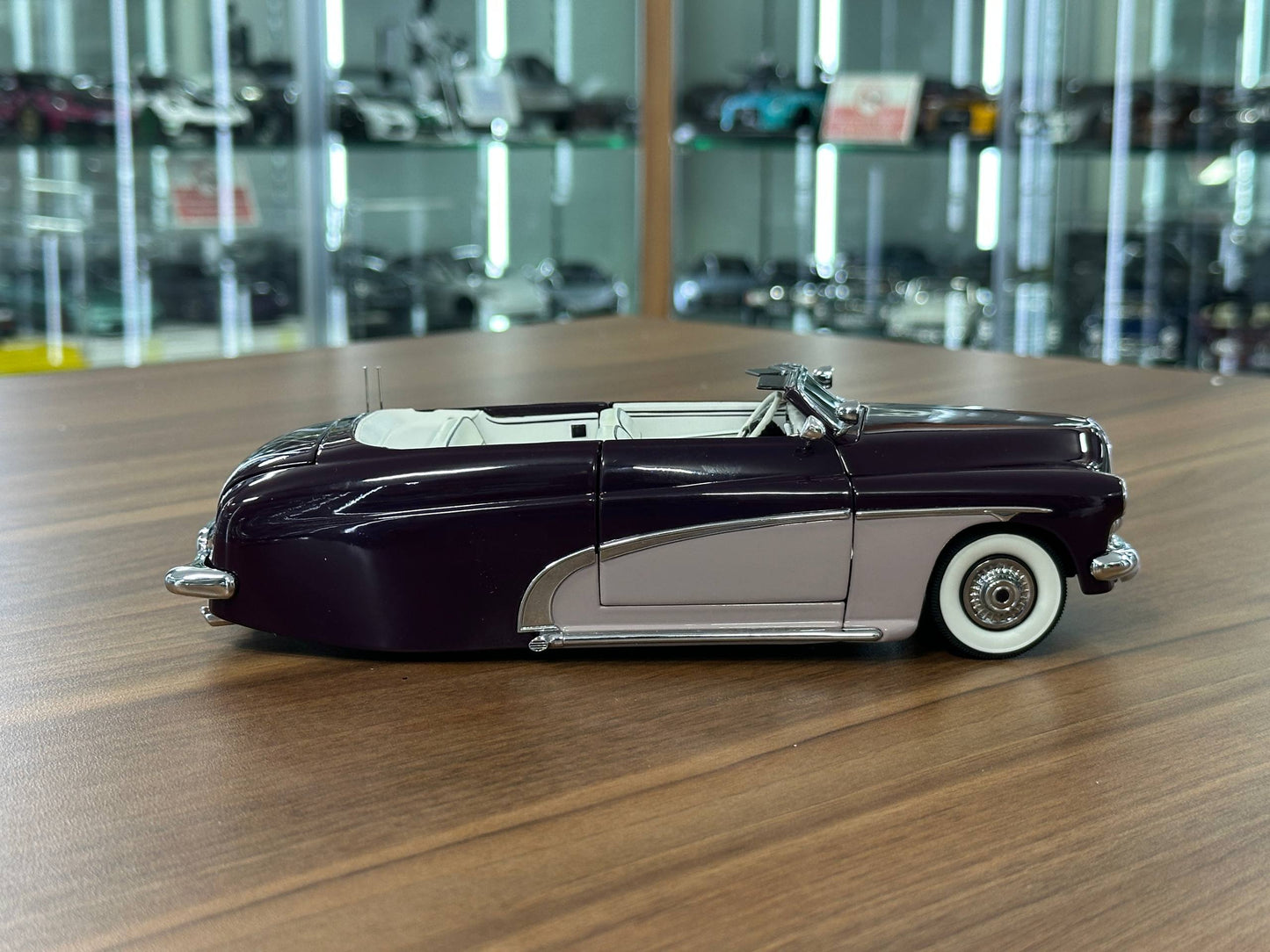 Danbury Mint Mercury Custom Convertible 1950 – 1/24 Diecast Purple