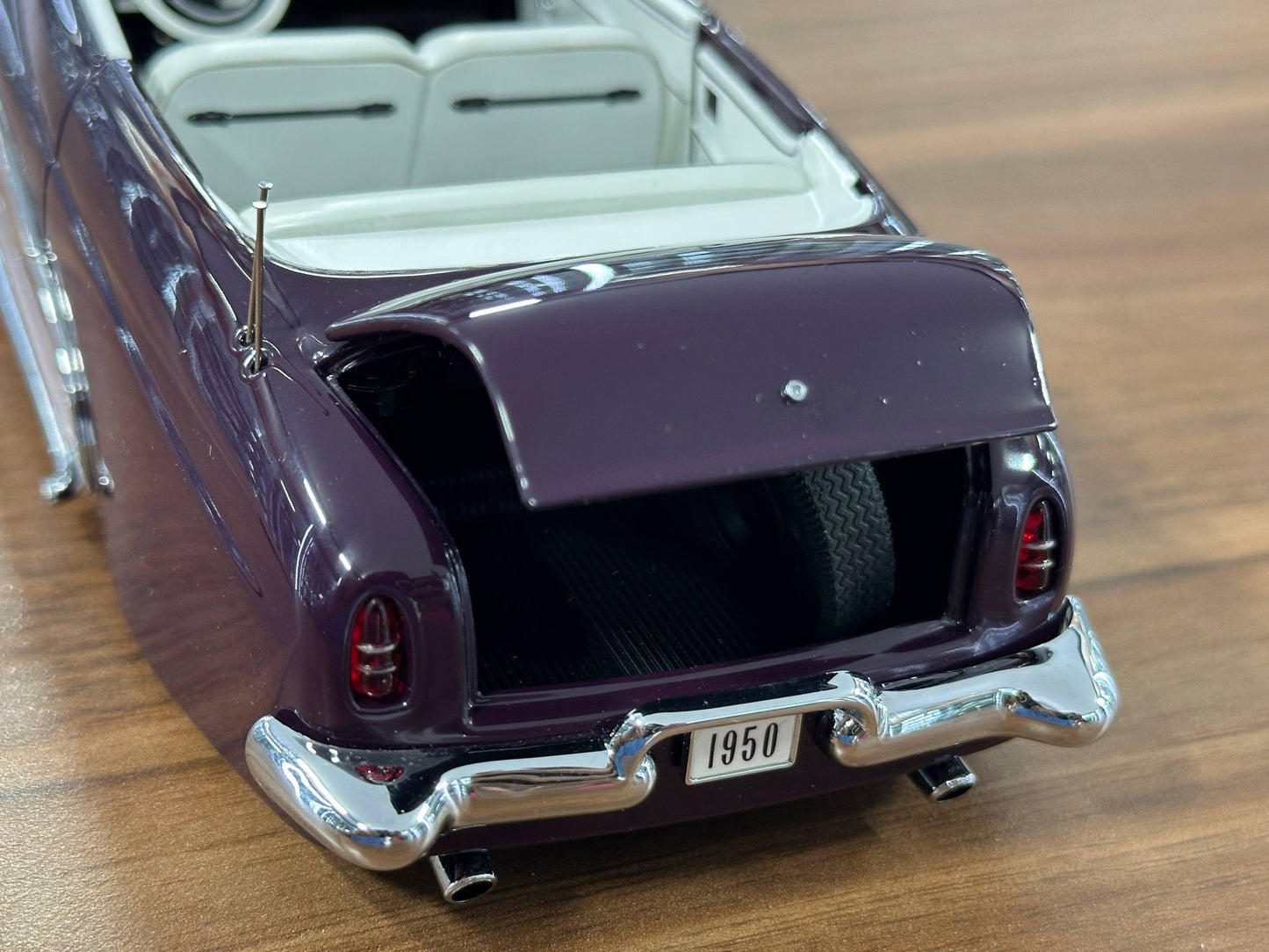 Danbury Mint Mercury Custom Convertible 1950 – 1/24 Diecast Purple