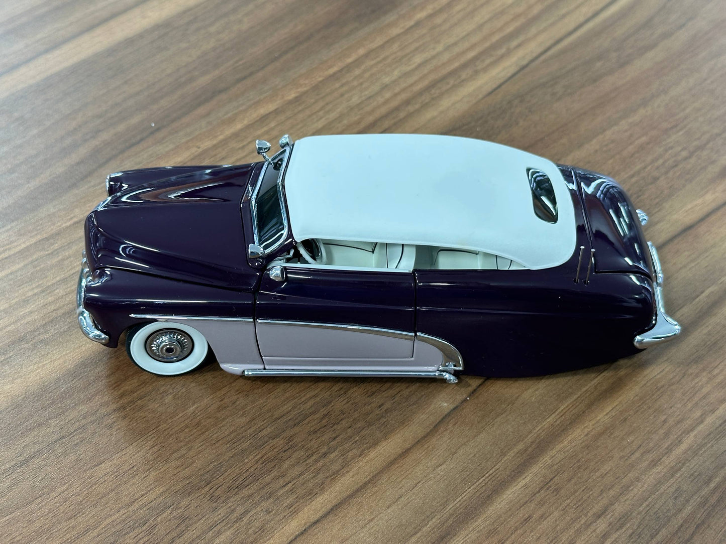 Danbury Mint Mercury Custom Convertible 1950 – 1/24 Diecast Purple