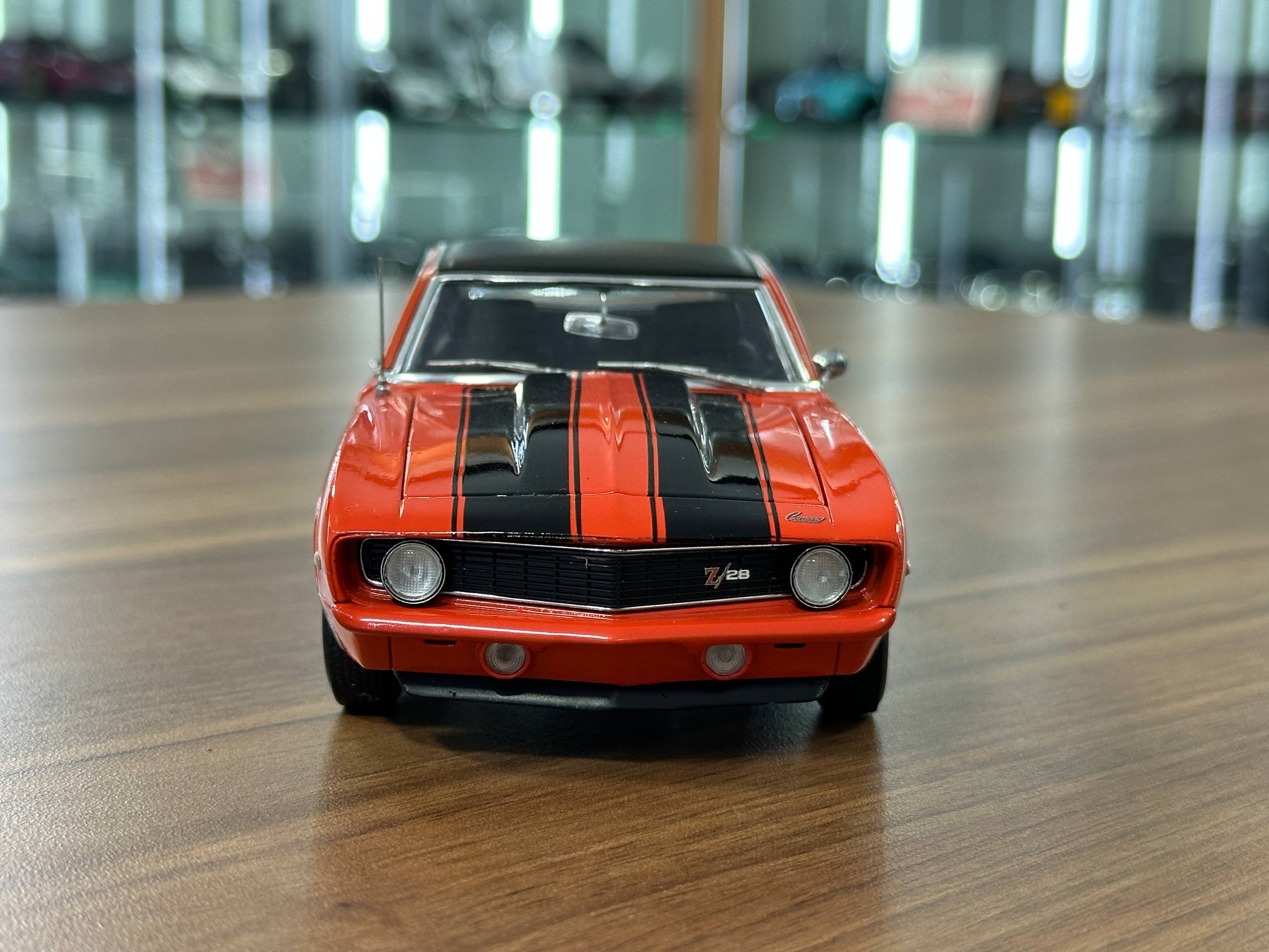 Chevrolet Camaro Z/28 1969 1:24 Diecast – Dark Green/White