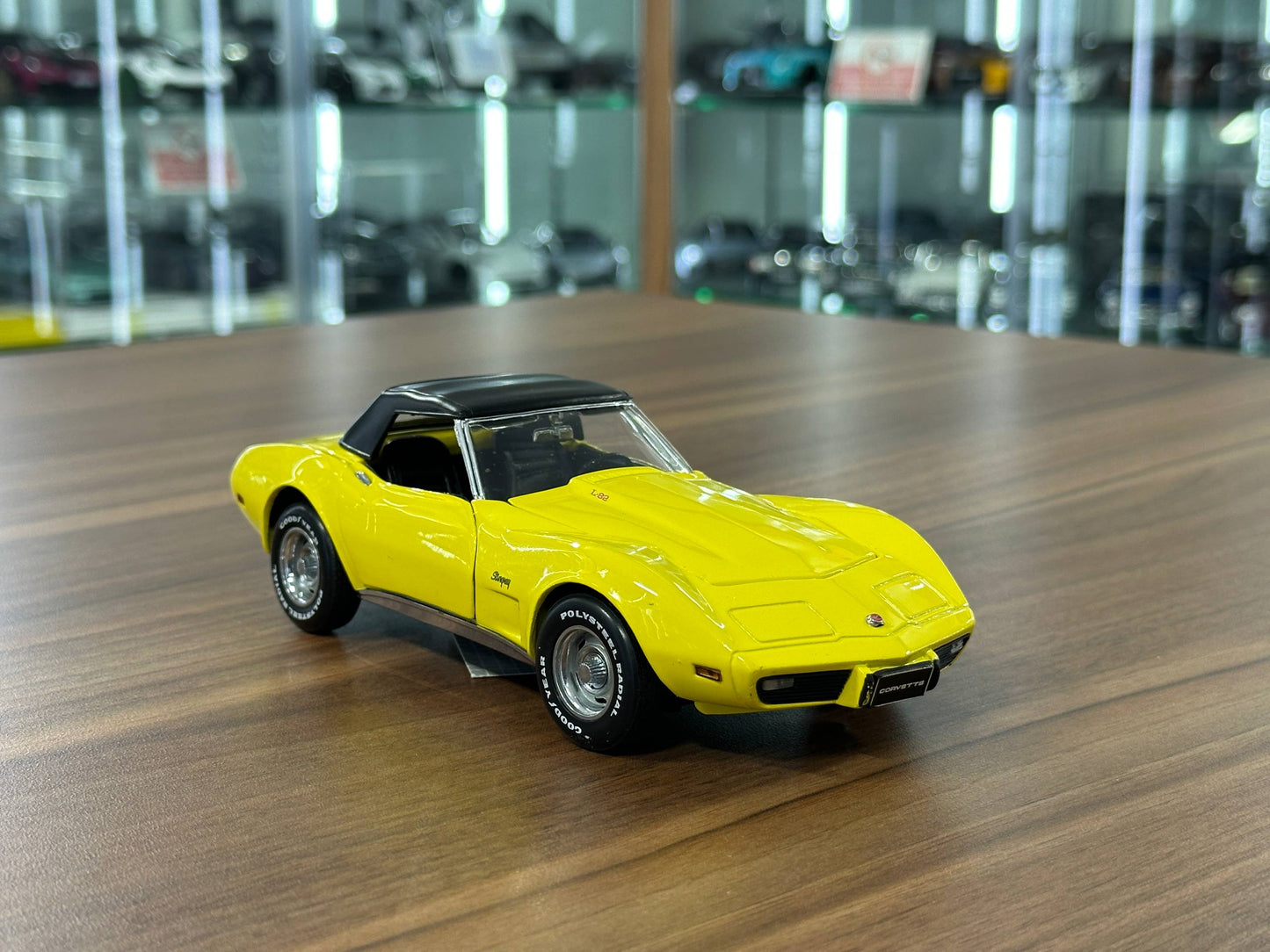 Franklin Mint Chevrolet Corvette Convertible 1975 – 1/24 Diecast Yellow