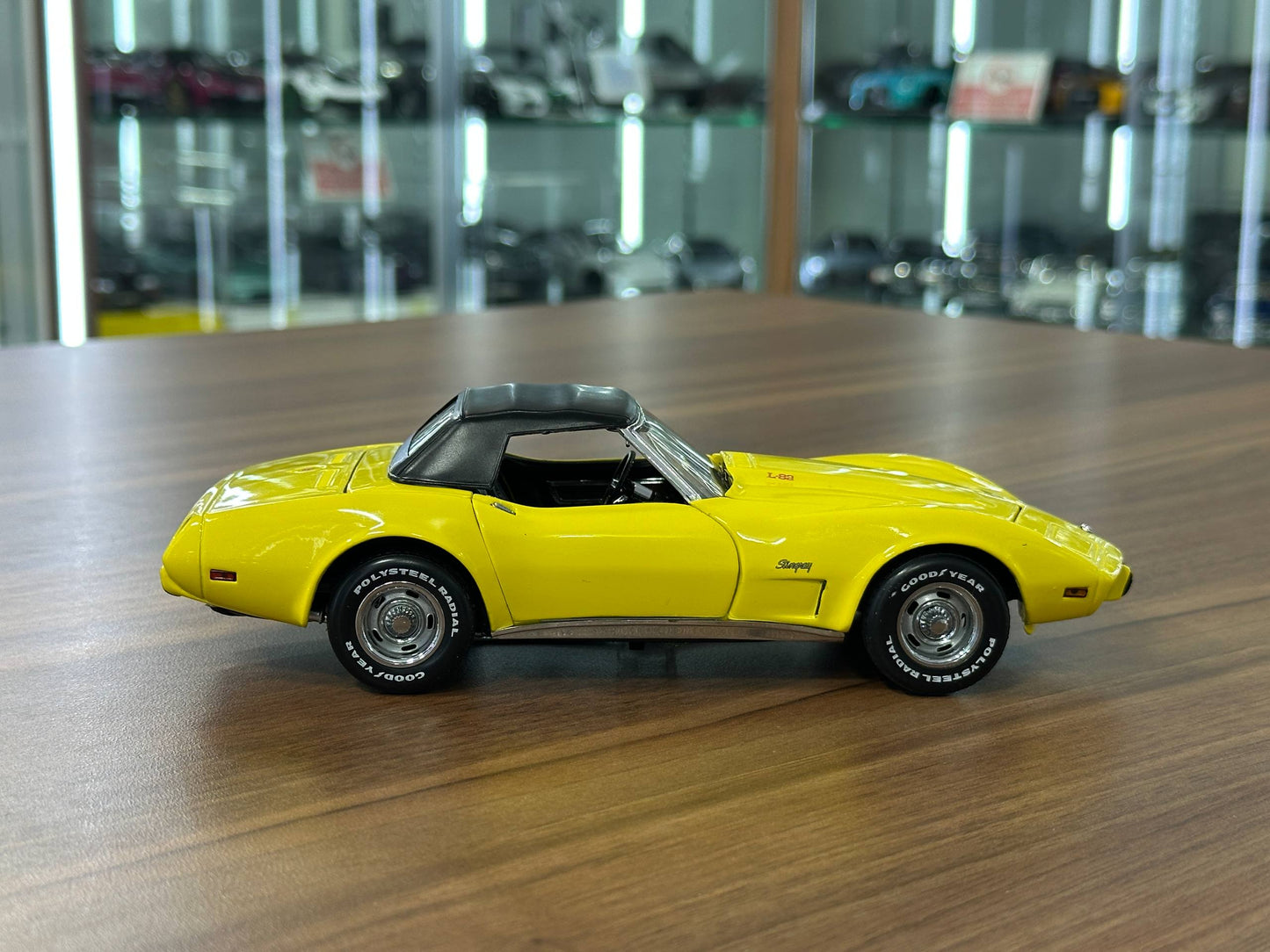 Franklin Mint Chevrolet Corvette Convertible 1975 – 1/24 Diecast Yellow