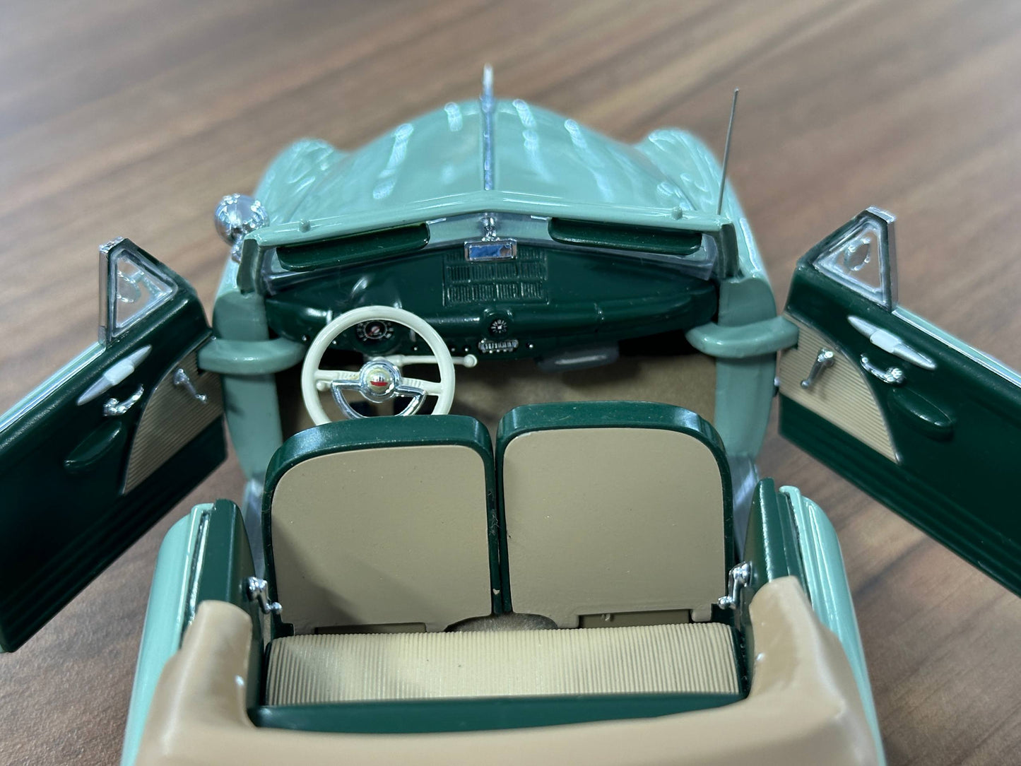Franklin Mint Ford Custom Convertible 1949 – 1/24 Diecast Light Green (Limited Edition)