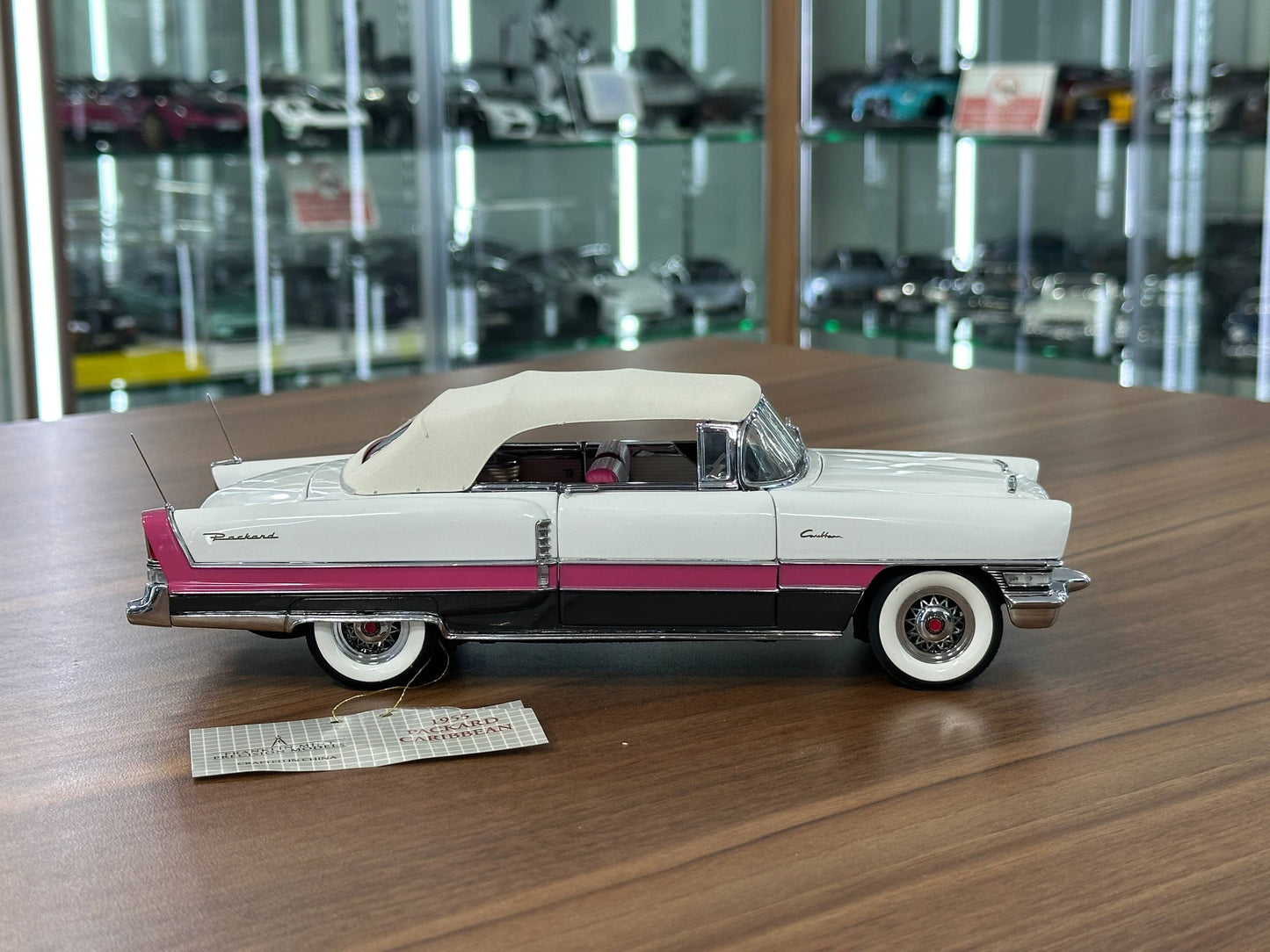 Franklin Mint Packard Caribbean Convertible 1955 – 1/24 Diecast White/Pink