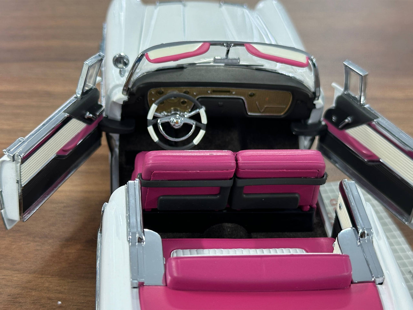 Franklin Mint Packard Caribbean Convertible 1955 – 1/24 Diecast White/Pink