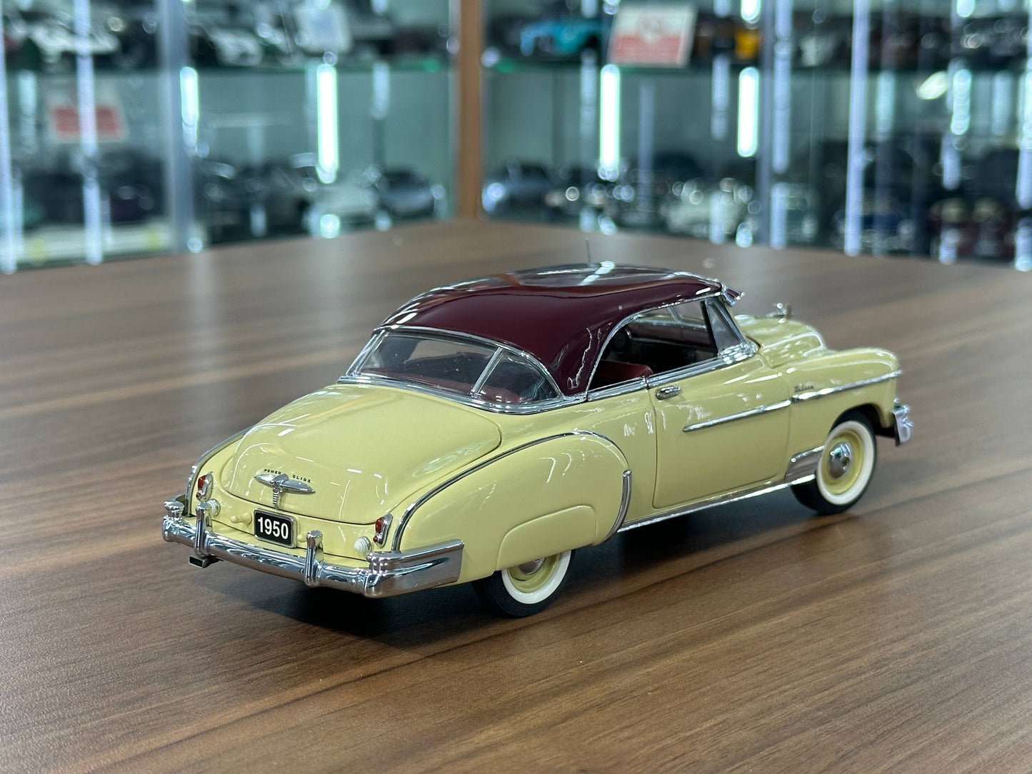 Franklin Mint Chevrolet Bel Air 1950 – 1/24 Diecast Cream/Burgundy Two Tone