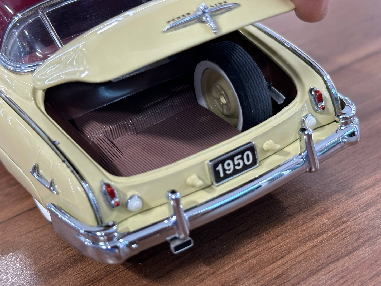 Franklin Mint Chevrolet Bel Air 1950 – 1/24 Diecast Cream/Burgundy Two Tone