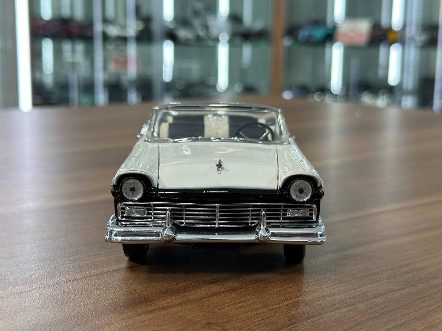 Franklin Mint Ford Fairlane 500 Skyliner 1957 – 1/24 Diecast Black/White Two?Tone
