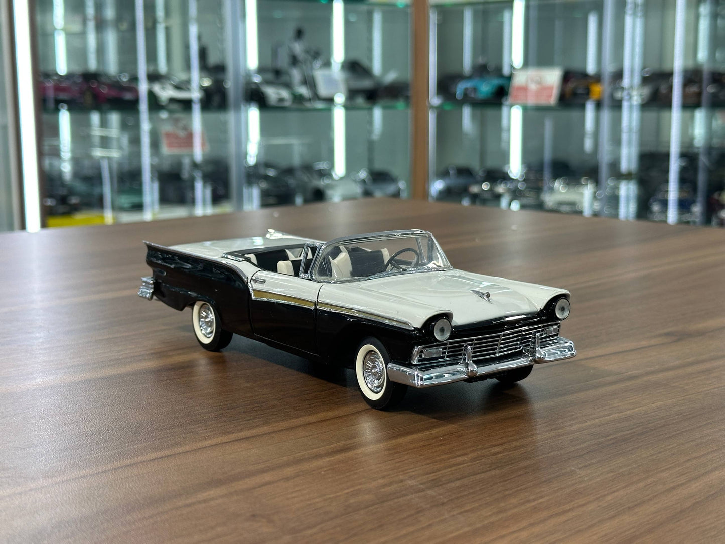 Franklin Mint Ford Fairlane 500 Skyliner 1957 – 1/24 Diecast Black/White Two?Tone